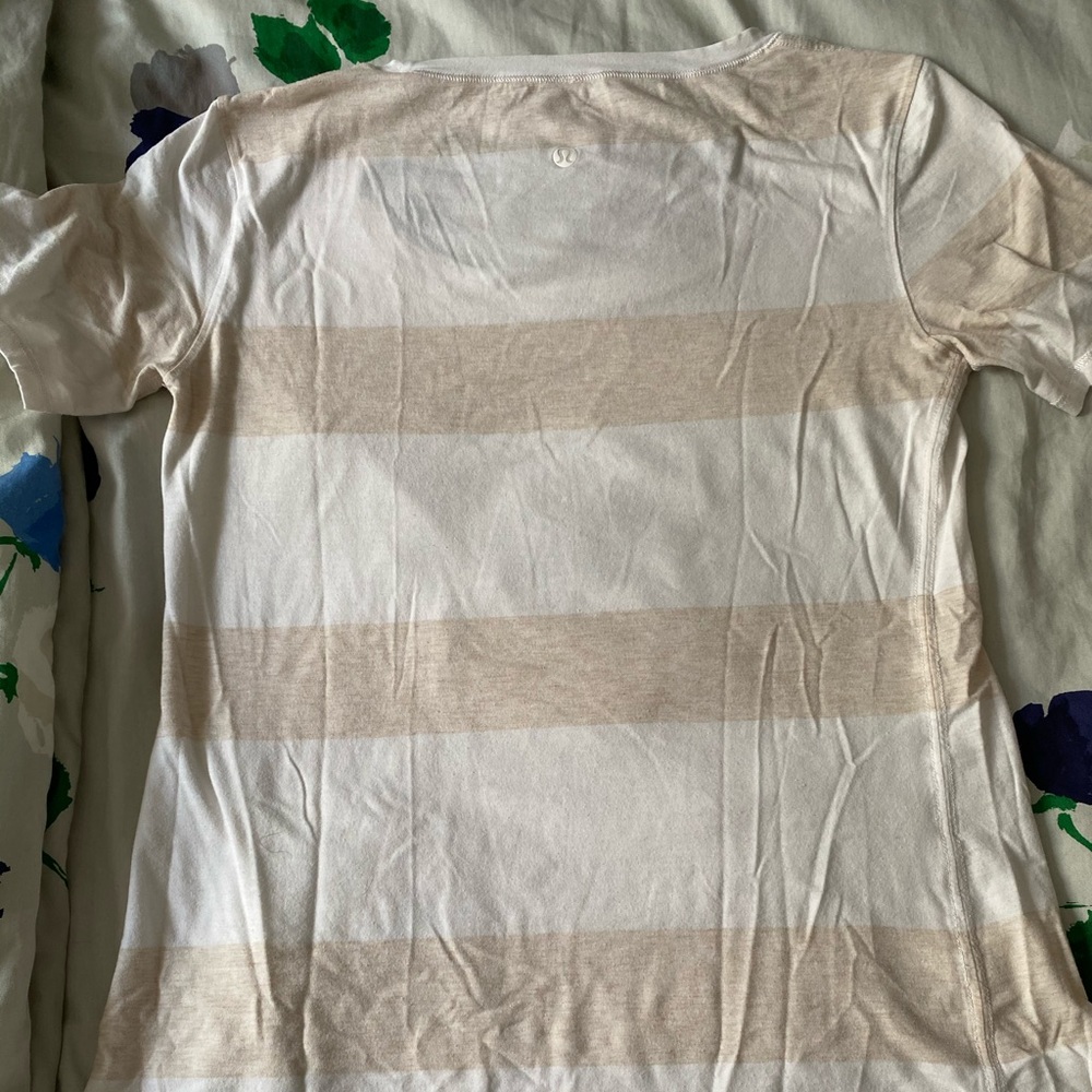 Lululemon tee.